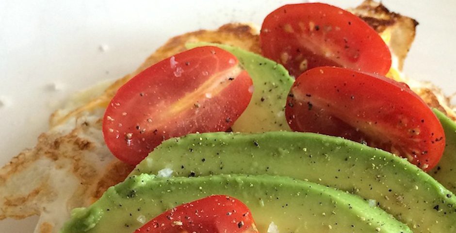 Broodje ei met avocado en tomaat